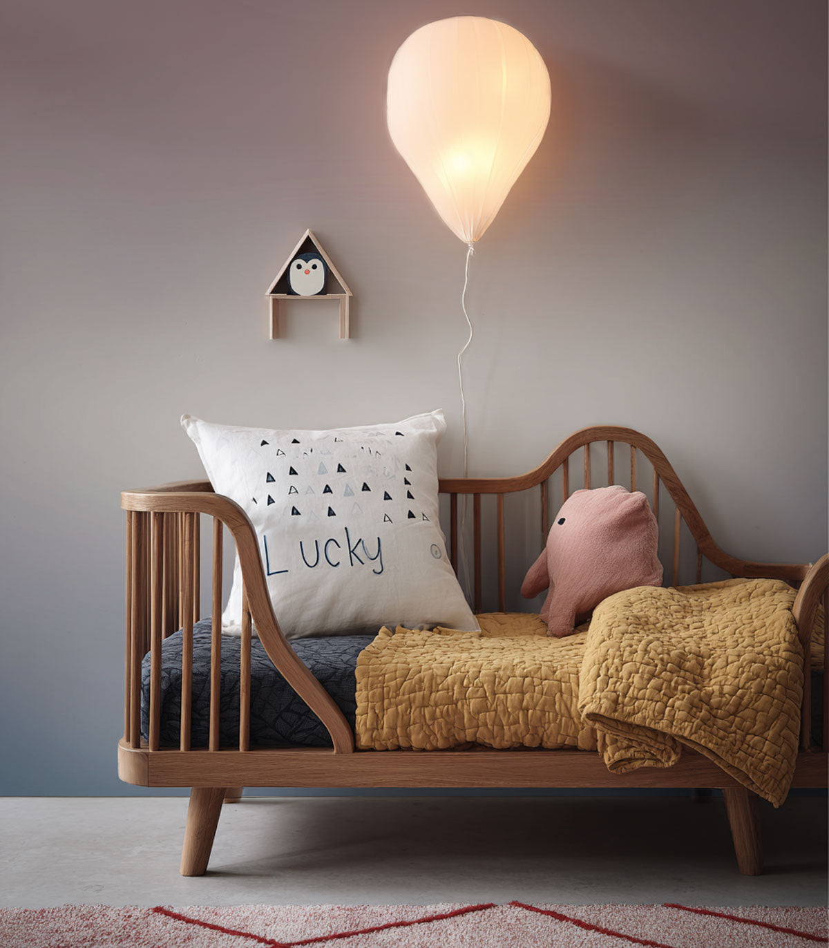 Pokój dziecięcy z tapetą Wallcolors z kolekcji Kids World i jasną aranżacją