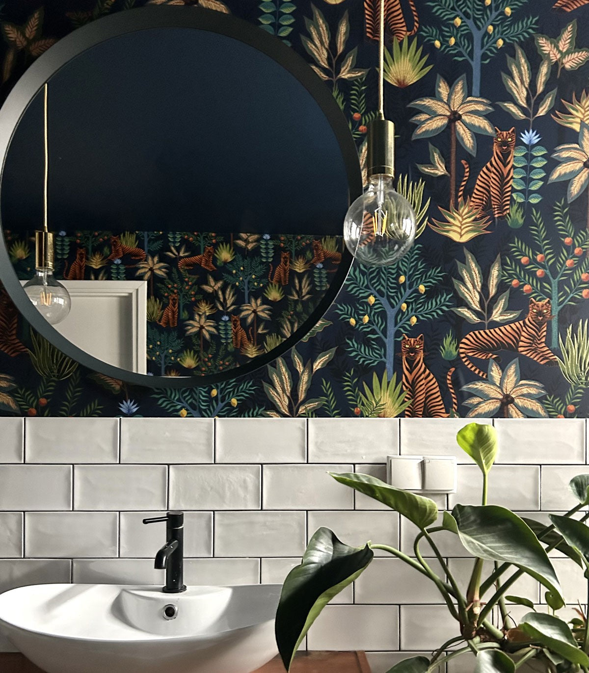 Z tygrysami w tle. Jak zielona kanapa przemienia łazienkę w dzieło sztuki