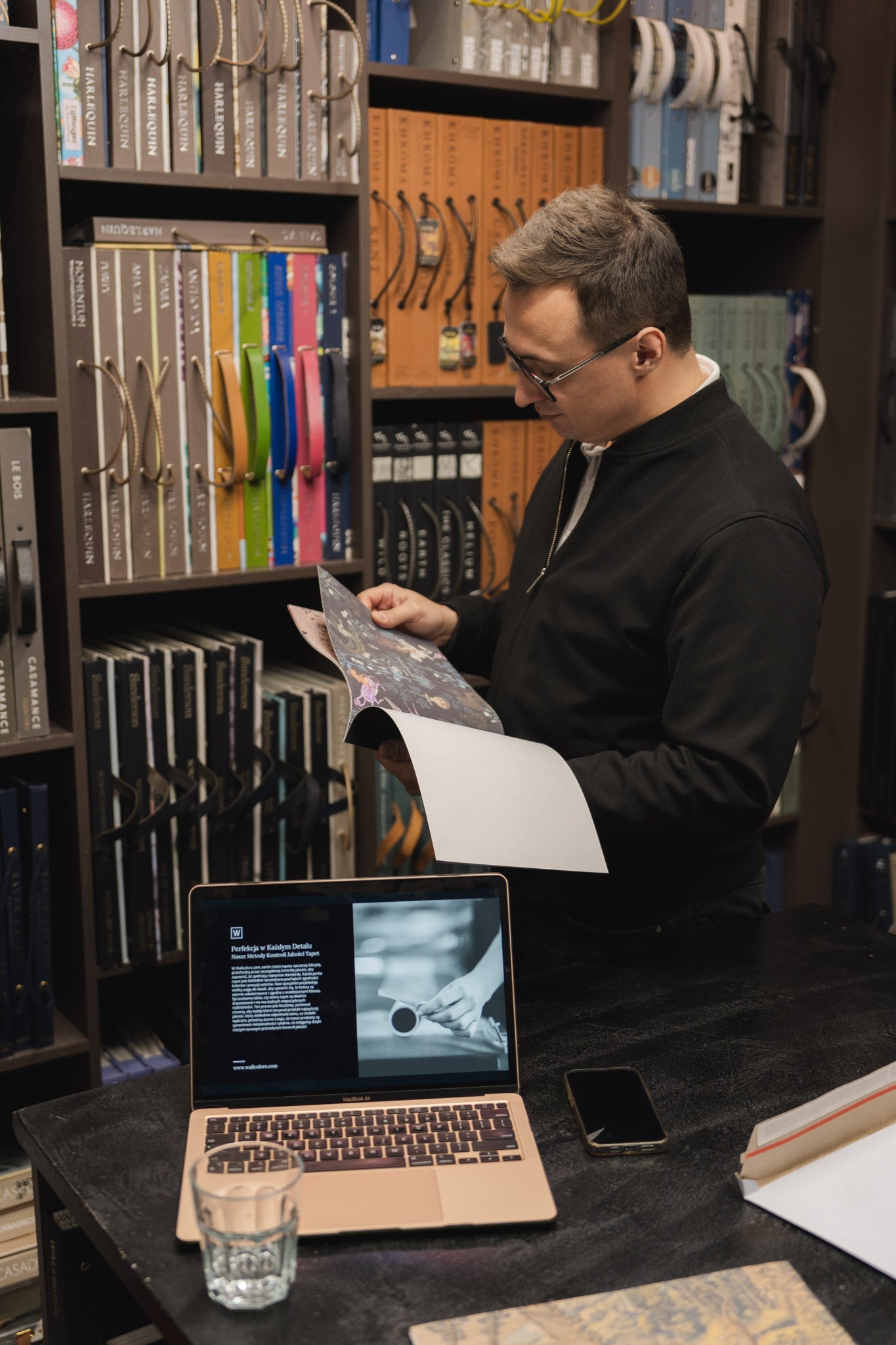 Szkolenie Wallcolors w showroomie Walldecor w Warszawie – tapety w praktyce i rozmowy bez pośpiechu