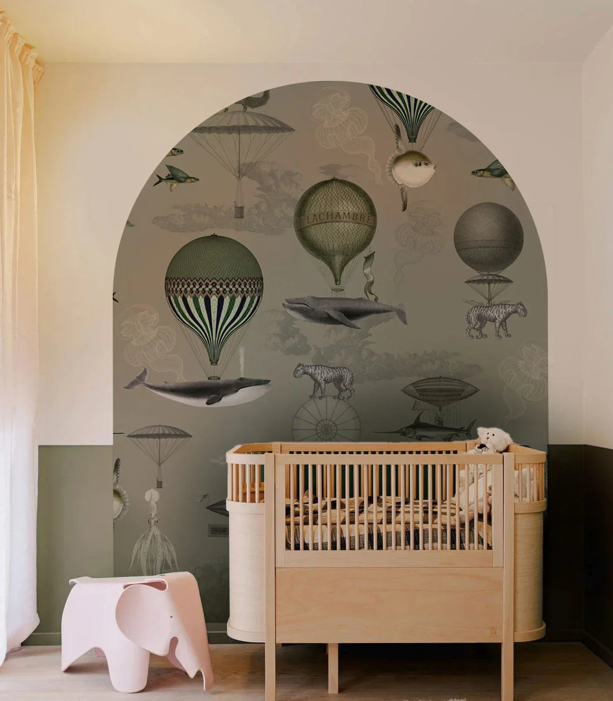 Pokój dziecka z tapetą w chmurki i dekoracją ścienną Arch od Wallcolors