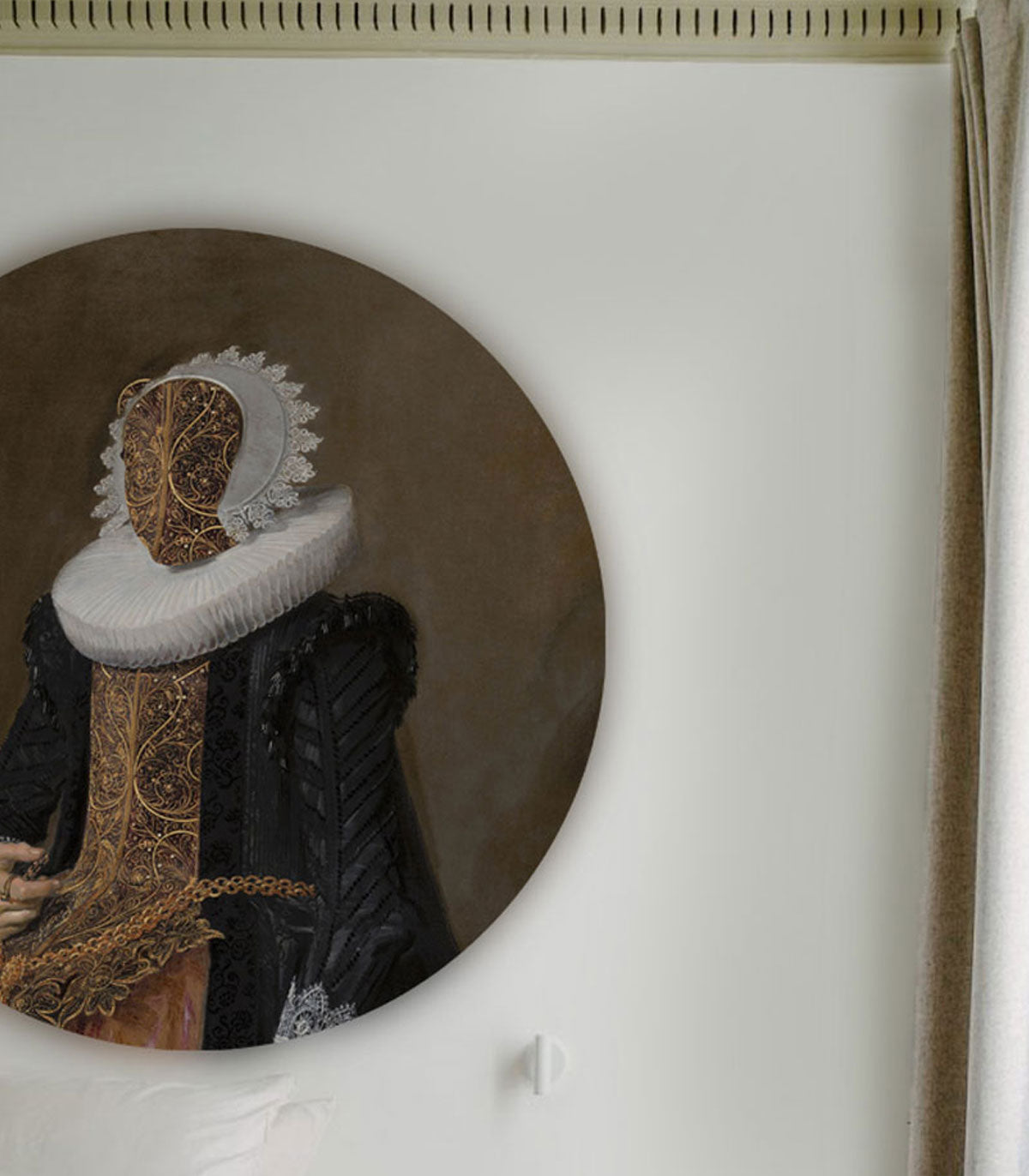 Dots Baroque Lady
